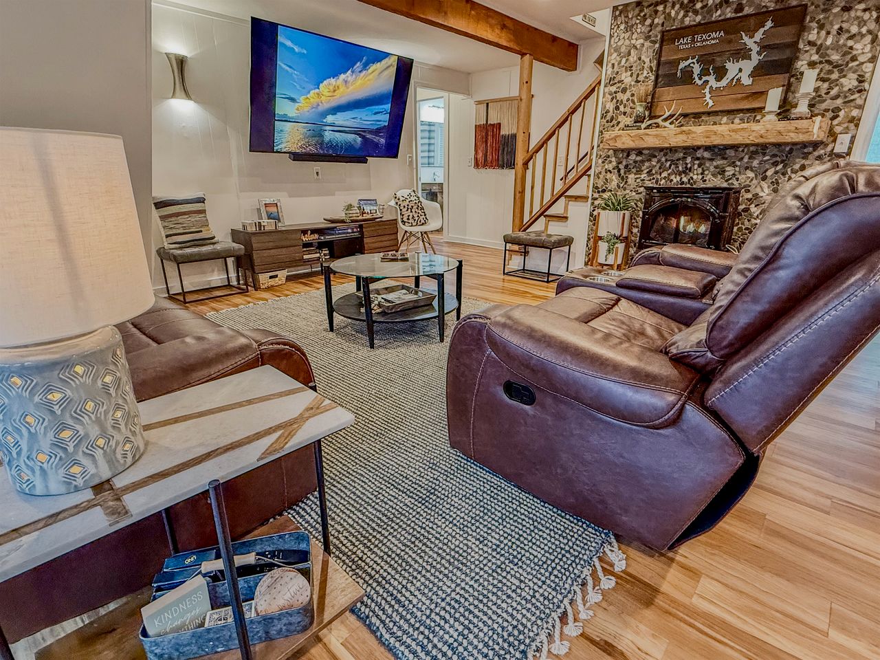 Stunning A-Frame with Private Hot Tub next to Lake Texoma, Perfect for a Weekend of Boating, Kayaking, and Relaxing