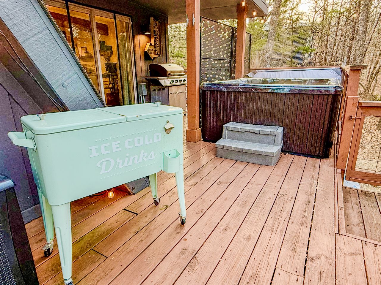 Stunning A-Frame with Private Hot Tub next to Lake Texoma, Perfect for a Weekend of Boating, Kayaking, and Relaxing