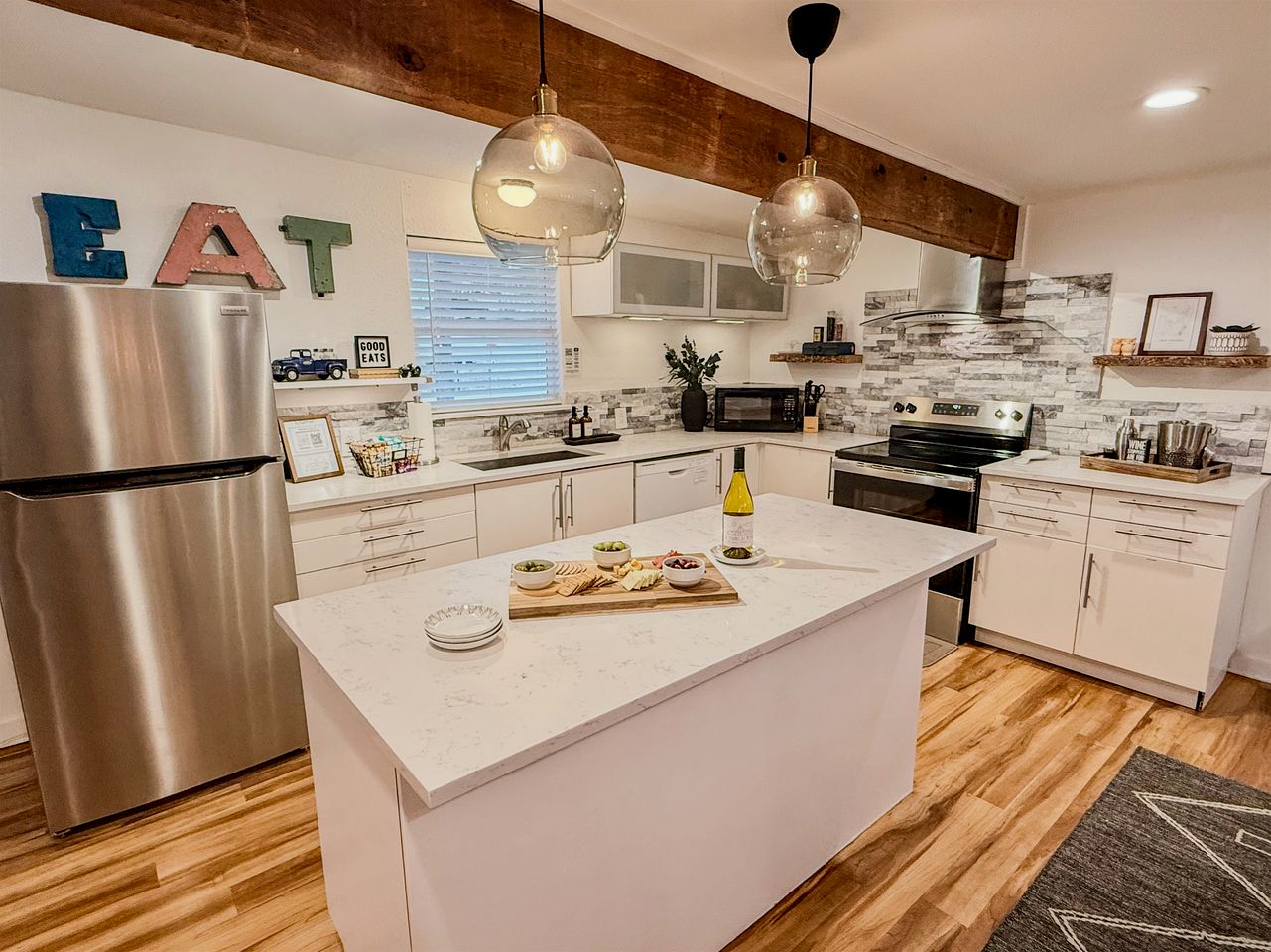 Stunning A-Frame with Private Hot Tub next to Lake Texoma, Perfect for a Weekend of Boating, Kayaking, and Relaxing