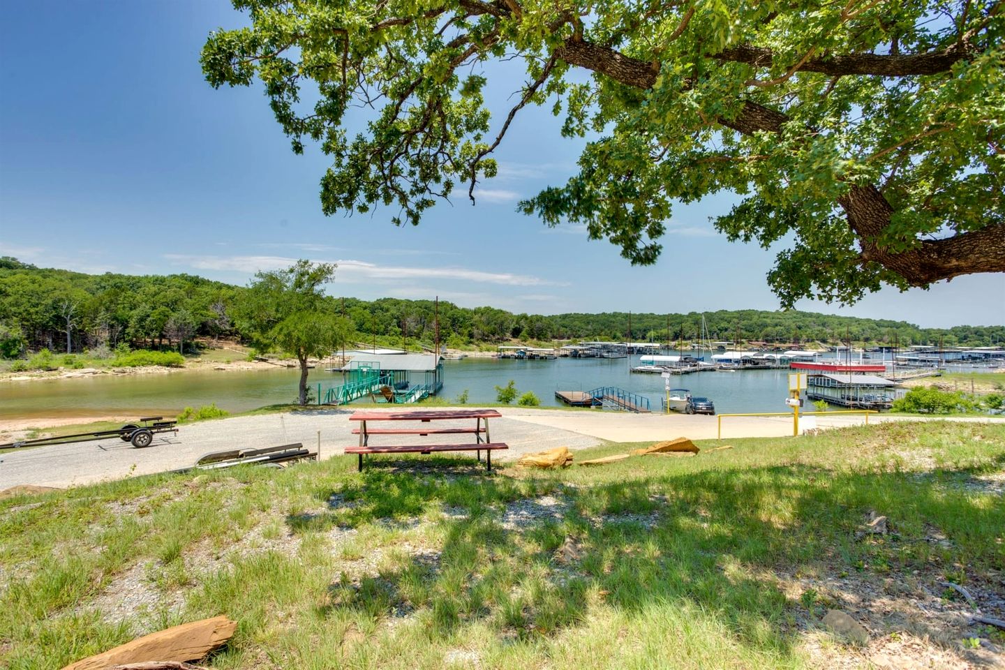 Stunning A-Frame with Private Hot Tub next to Lake Texoma, Perfect for a Weekend of Boating, Kayaking, and Relaxing