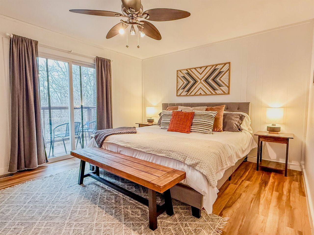 Stunning A-Frame with Private Hot Tub next to Lake Texoma, Perfect for a Weekend of Boating, Kayaking, and Relaxing