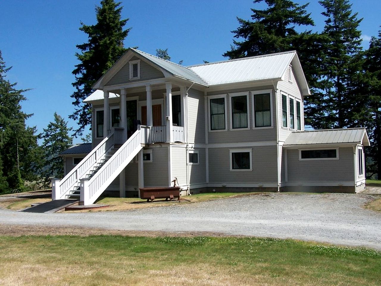 Beautiful Three-Bedroom Cottage Rental on Coquille River in Bandon, Oregon