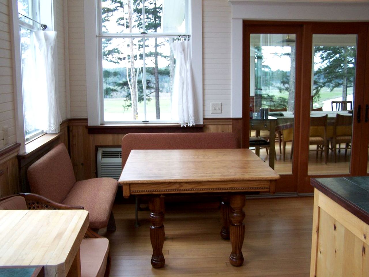 Beautiful Three-Bedroom Cottage Rental on Coquille River in Bandon, Oregon