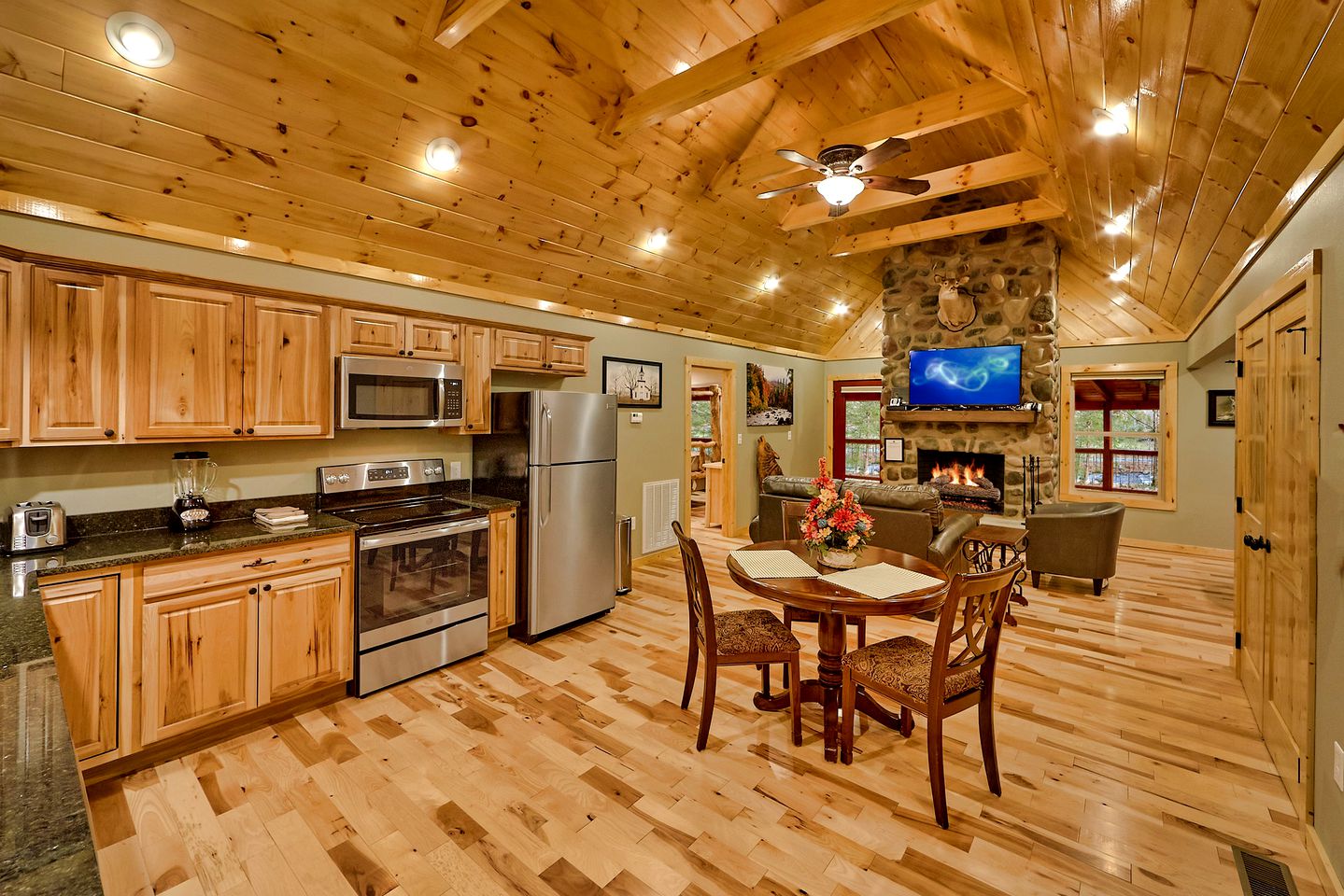 Romantic Cabin Getaway on Webb Creek near Gatlinburg in East Tennessee