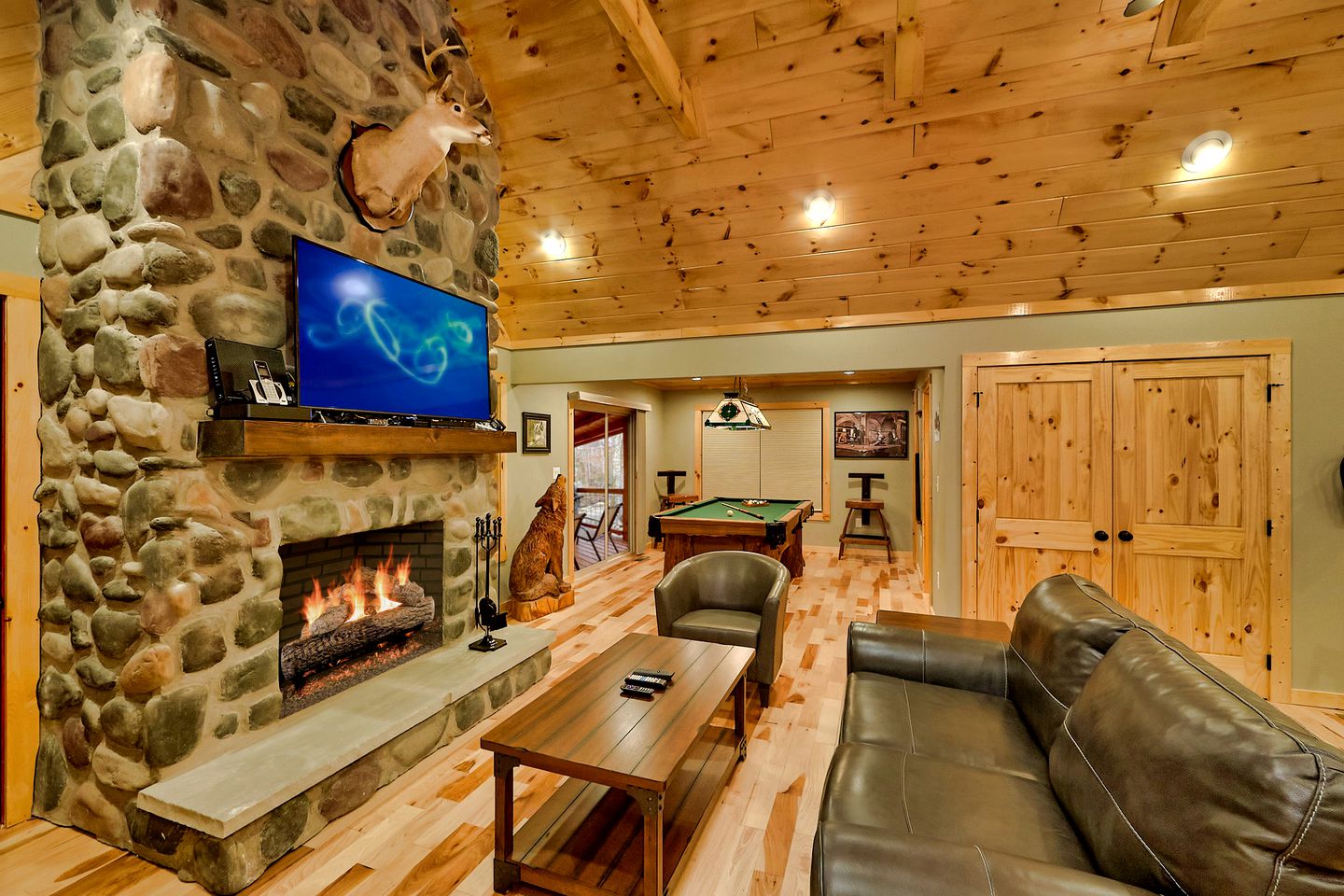 Romantic Cabin Getaway on Webb Creek near Gatlinburg in East Tennessee