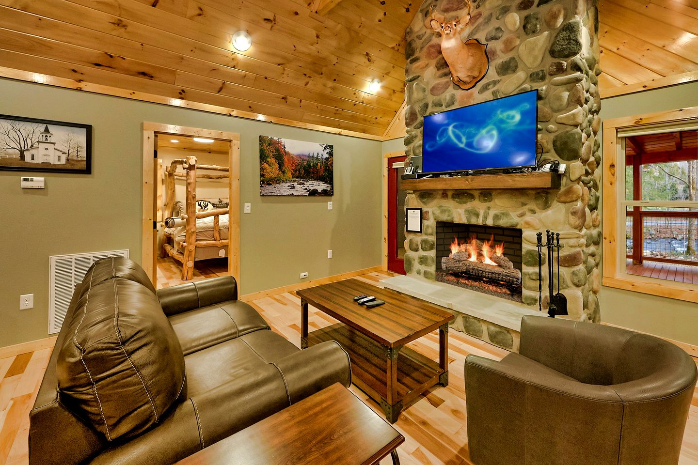 Romantic Cabin Getaway on Webb Creek near Gatlinburg in East Tennessee