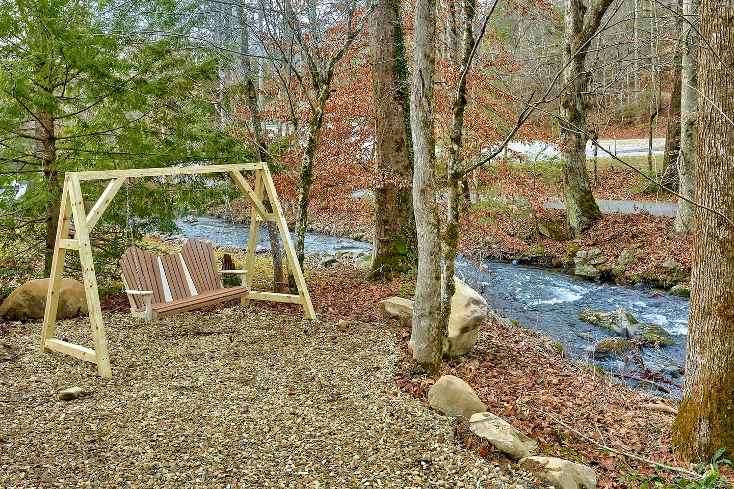 Romantic Cabin Getaway on Webb Creek near Gatlinburg in East Tennessee