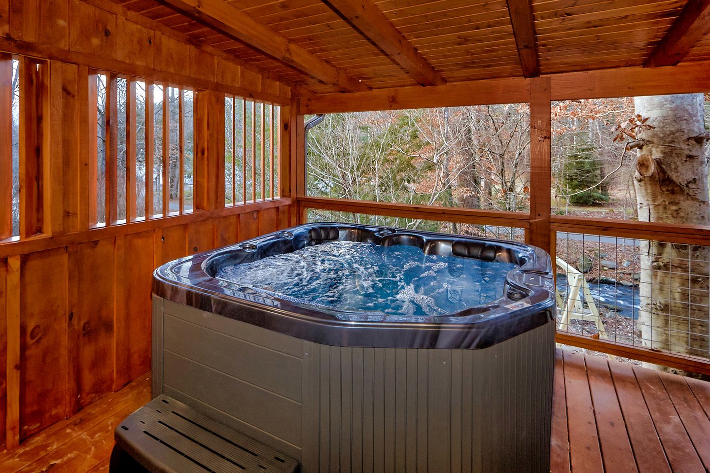 Romantic Cabin Getaway on Webb Creek near Gatlinburg in East Tennessee