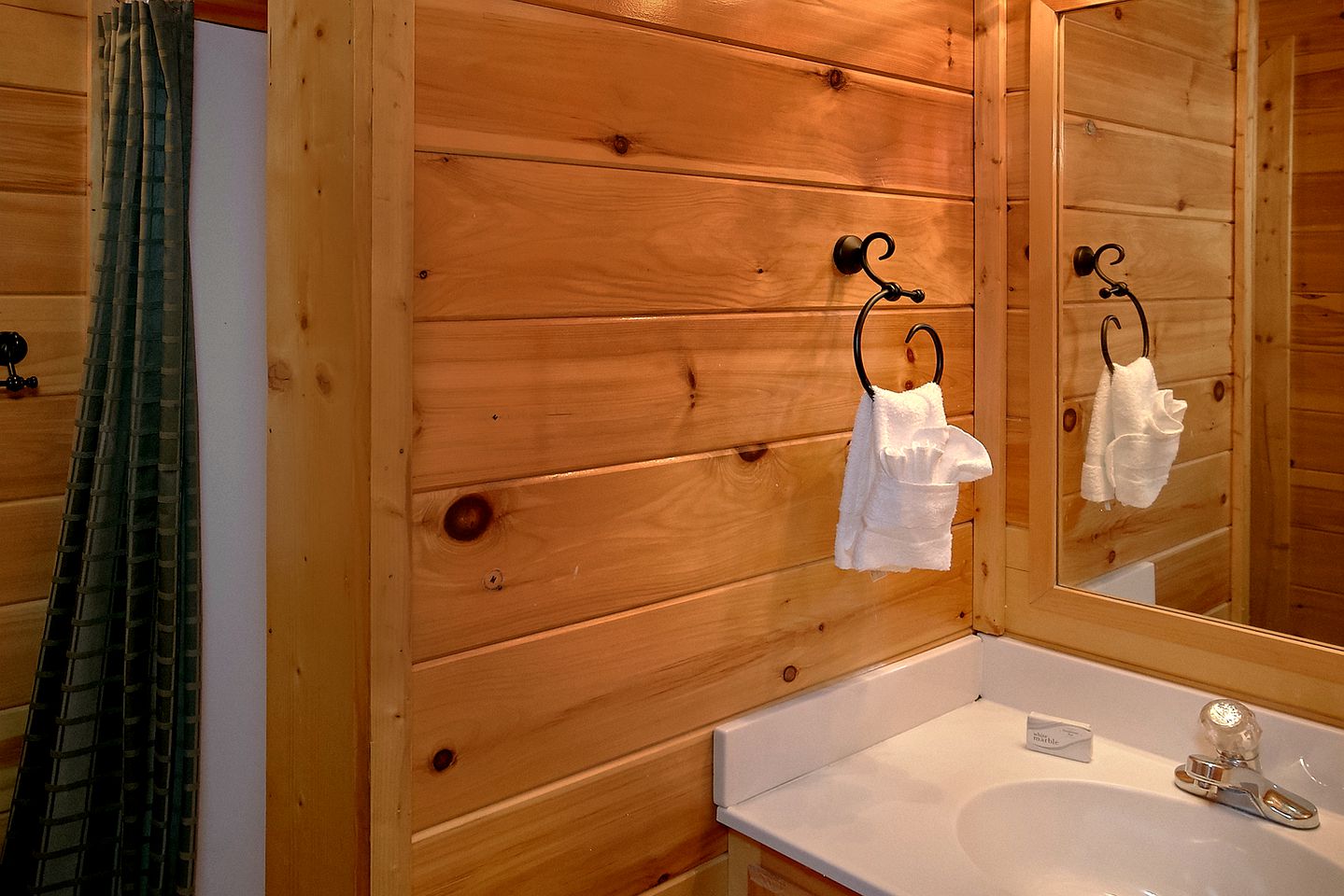 Beautiful Pigeon Forge Vacation Cabin with a Hot Tub
