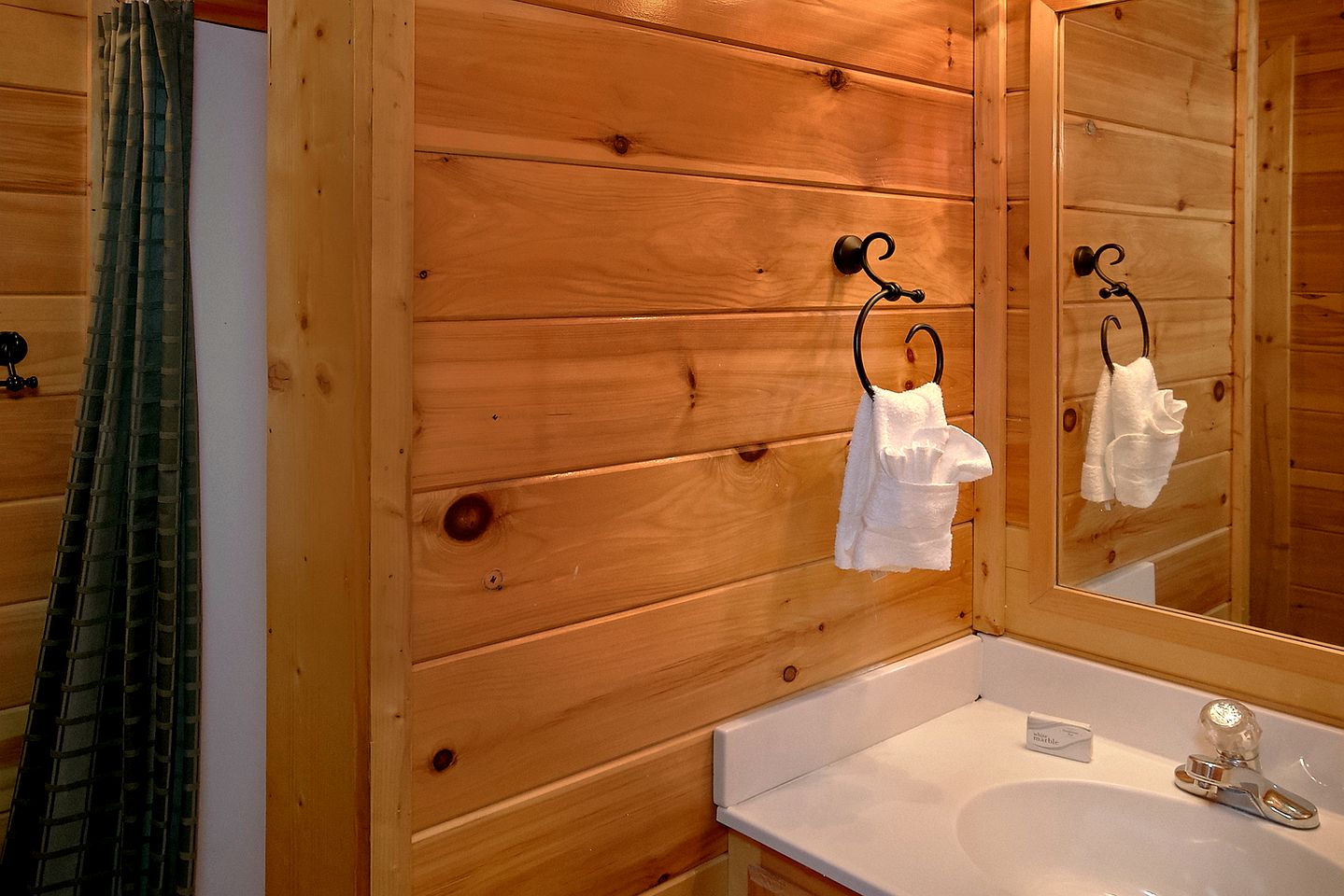 Beautiful Pigeon Forge Vacation Cabin with a Hot Tub