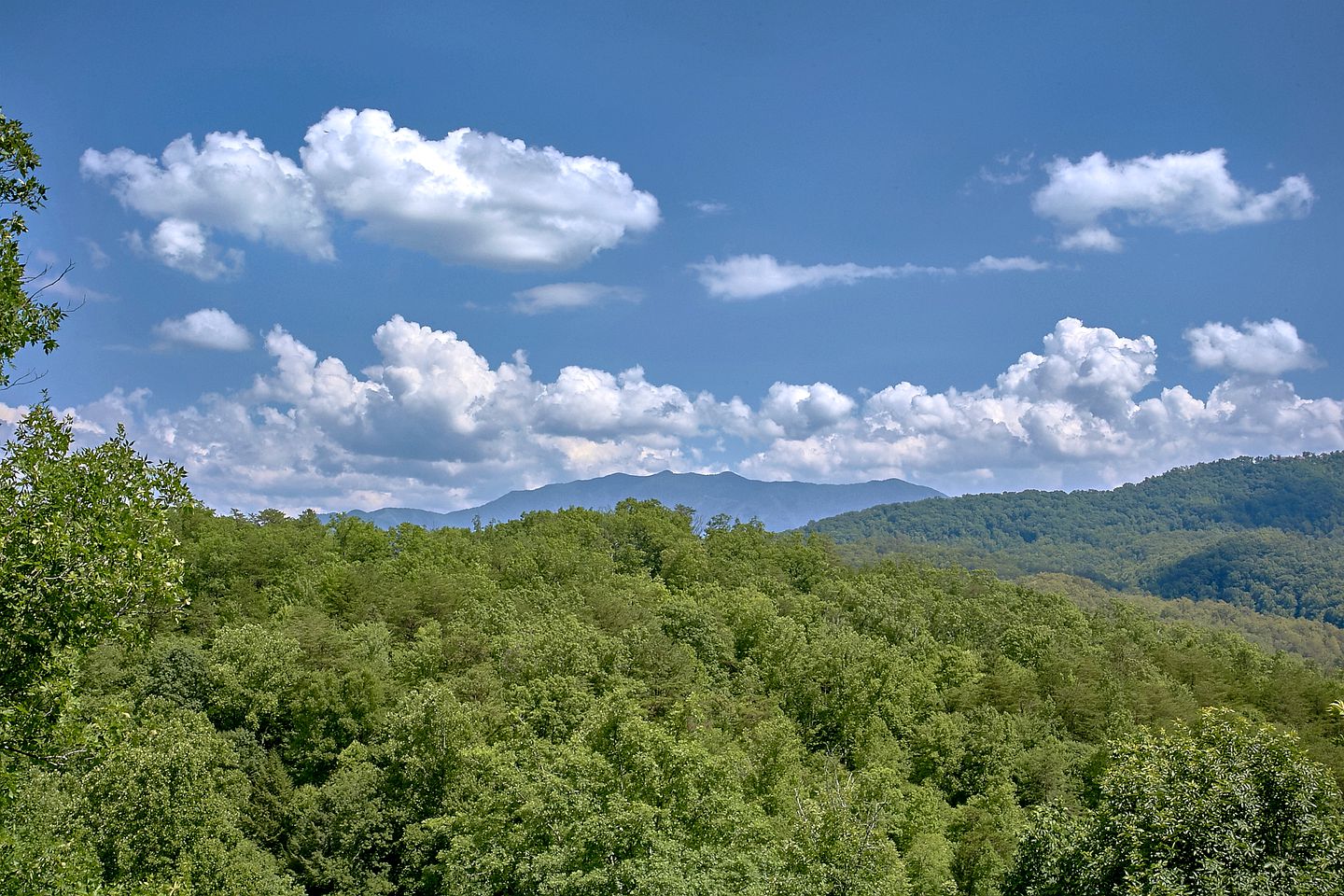 Beautiful Pigeon Forge Vacation Cabin with a Hot Tub