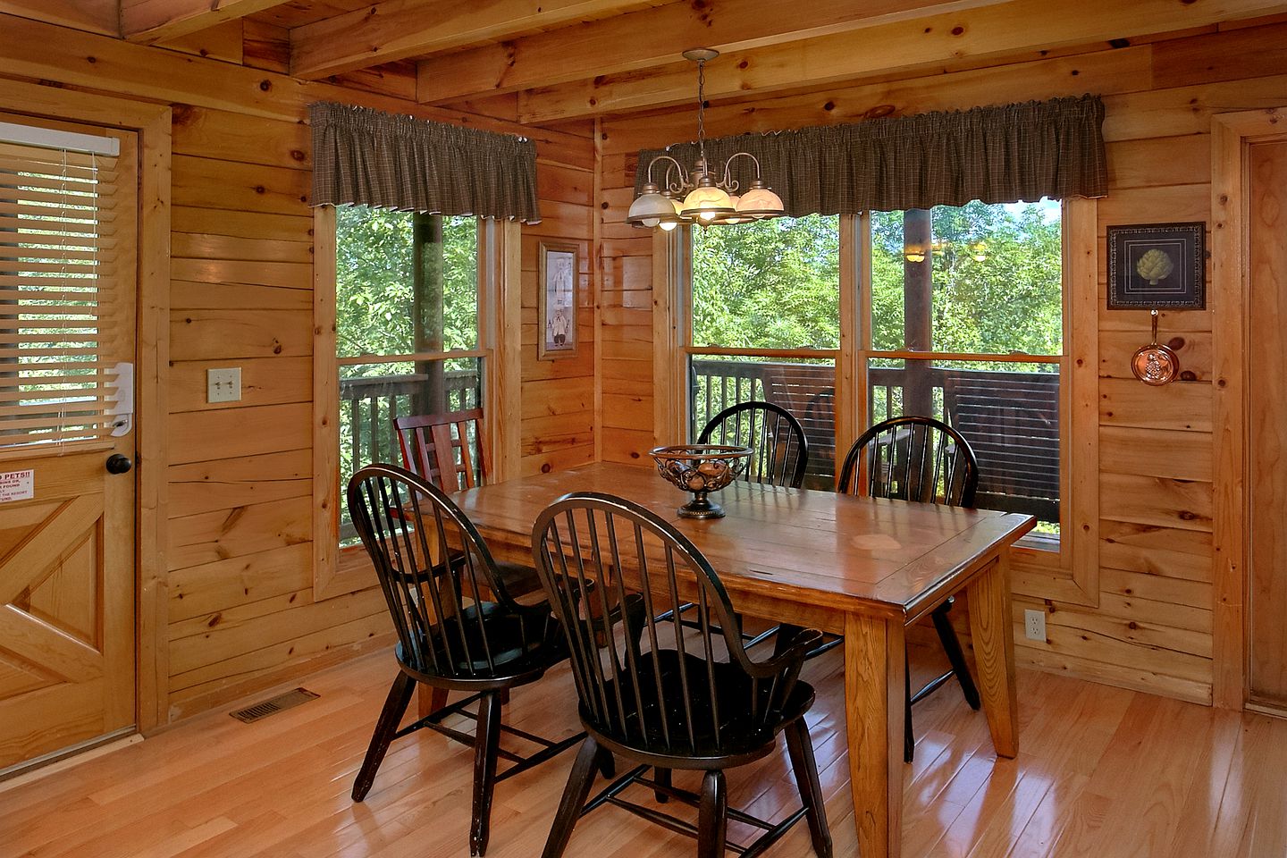 Beautiful Pigeon Forge Vacation Cabin with a Hot Tub