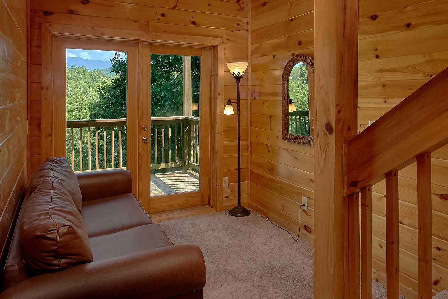 Beautiful Pigeon Forge Vacation Cabin with a Hot Tub