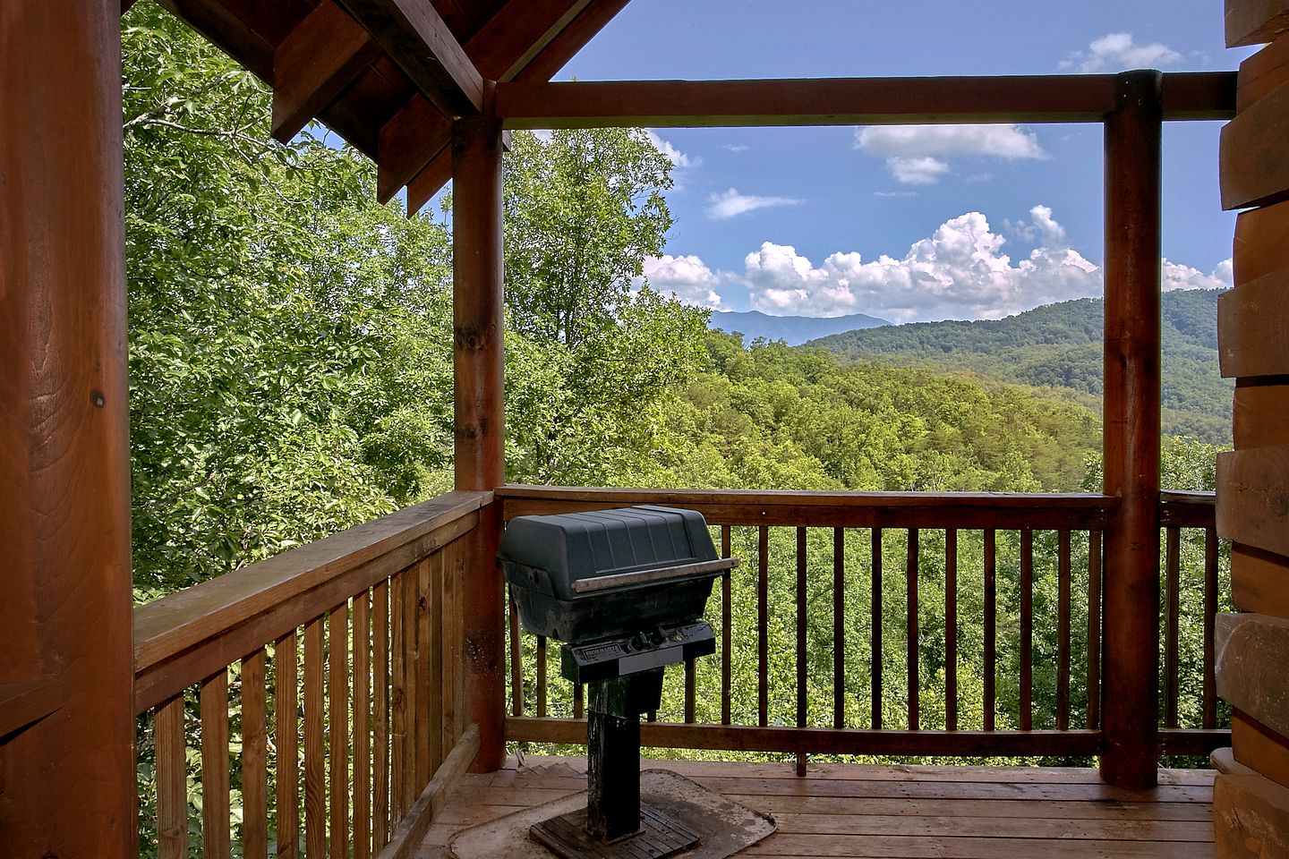 Beautiful Pigeon Forge Vacation Cabin with a Hot Tub