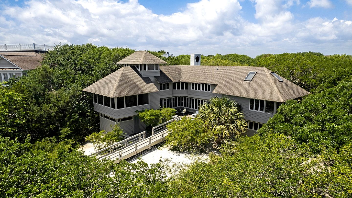 Gorgeous Pet-Friendly Oceanfront Retreat in Gated Community, Georgetown, South Carolina