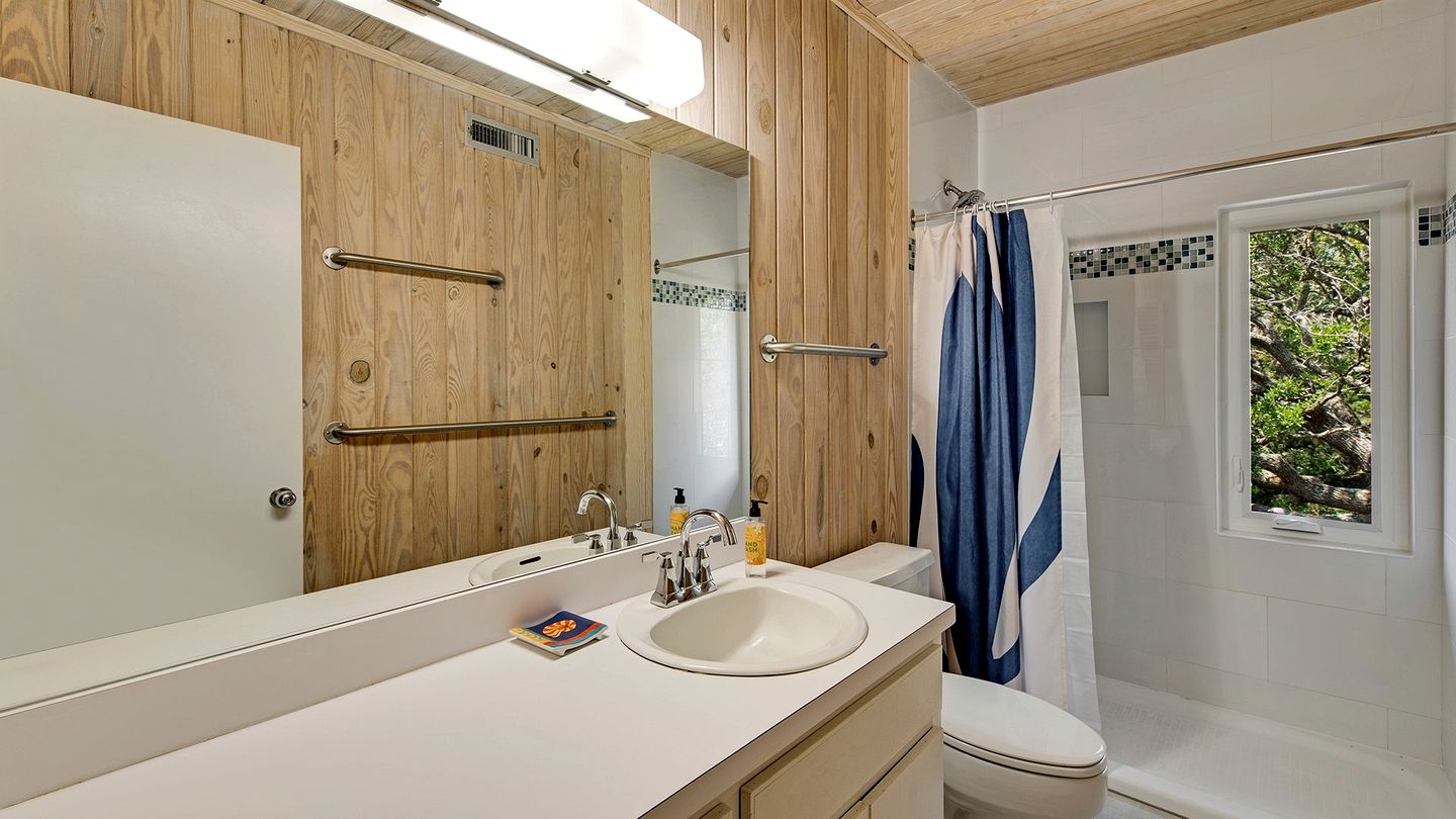 Gorgeous Pet-Friendly Oceanfront Retreat in Gated Community, Georgetown, South Carolina