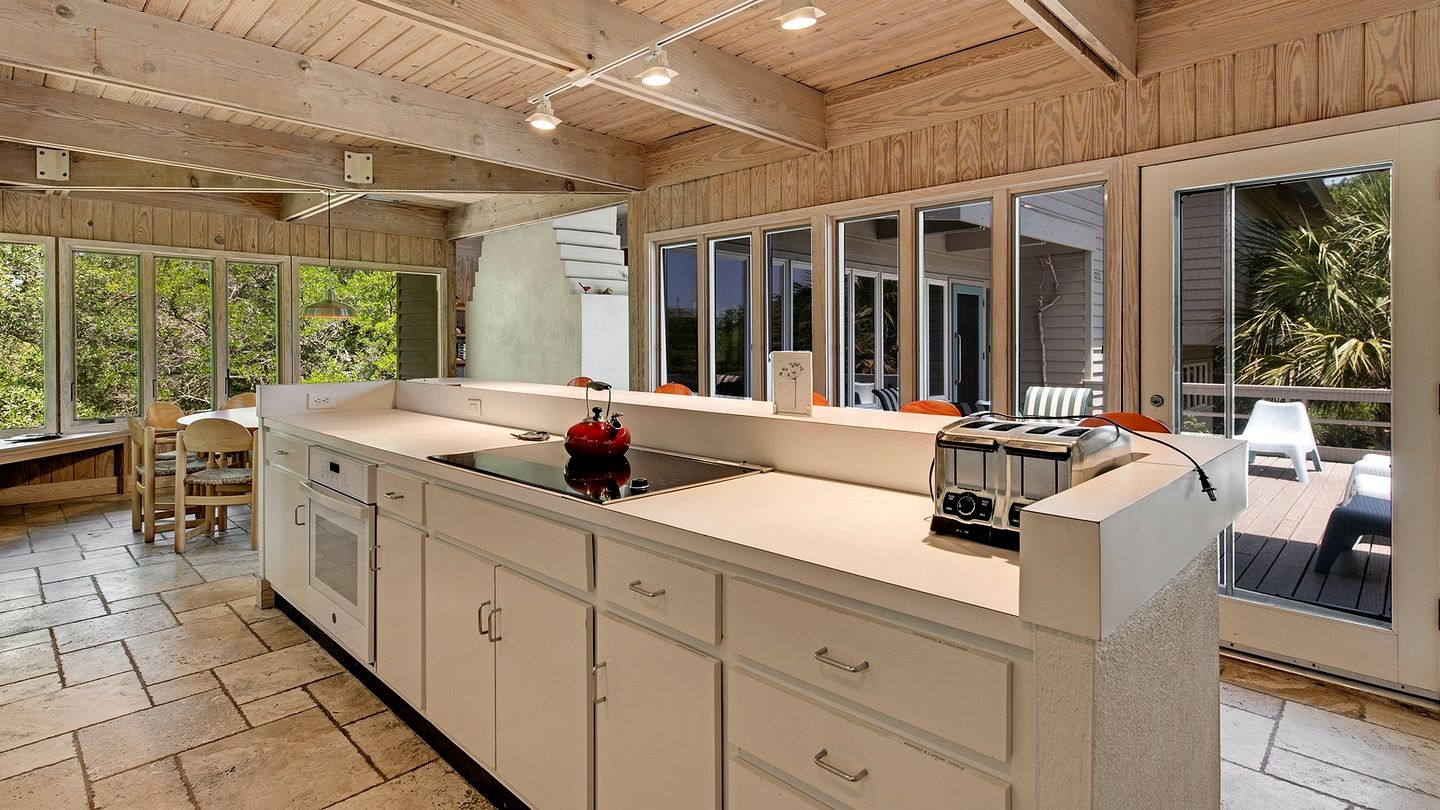 Gorgeous Pet-Friendly Oceanfront Retreat in Gated Community, Georgetown, South Carolina