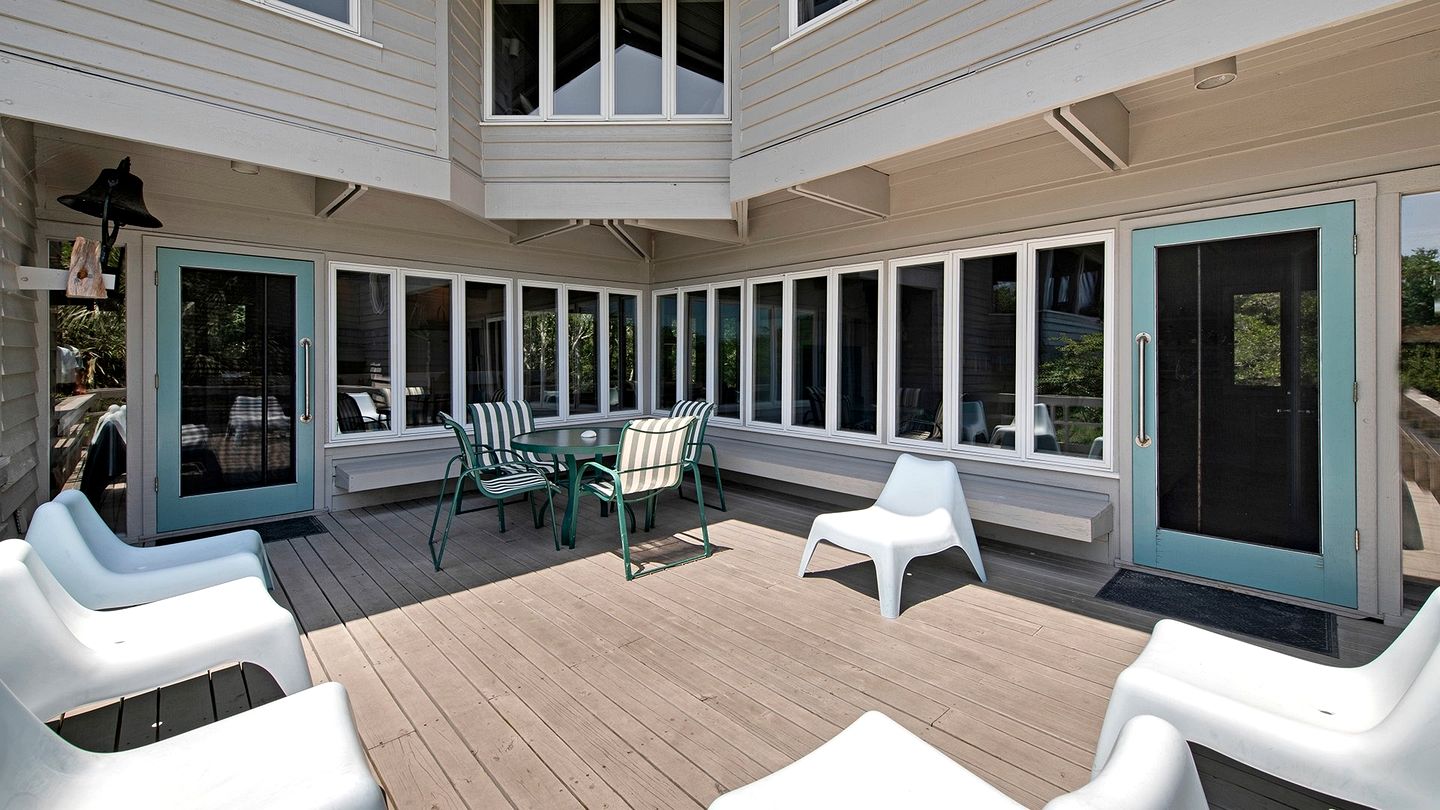 Gorgeous Pet-Friendly Oceanfront Retreat in Gated Community, Georgetown, South Carolina