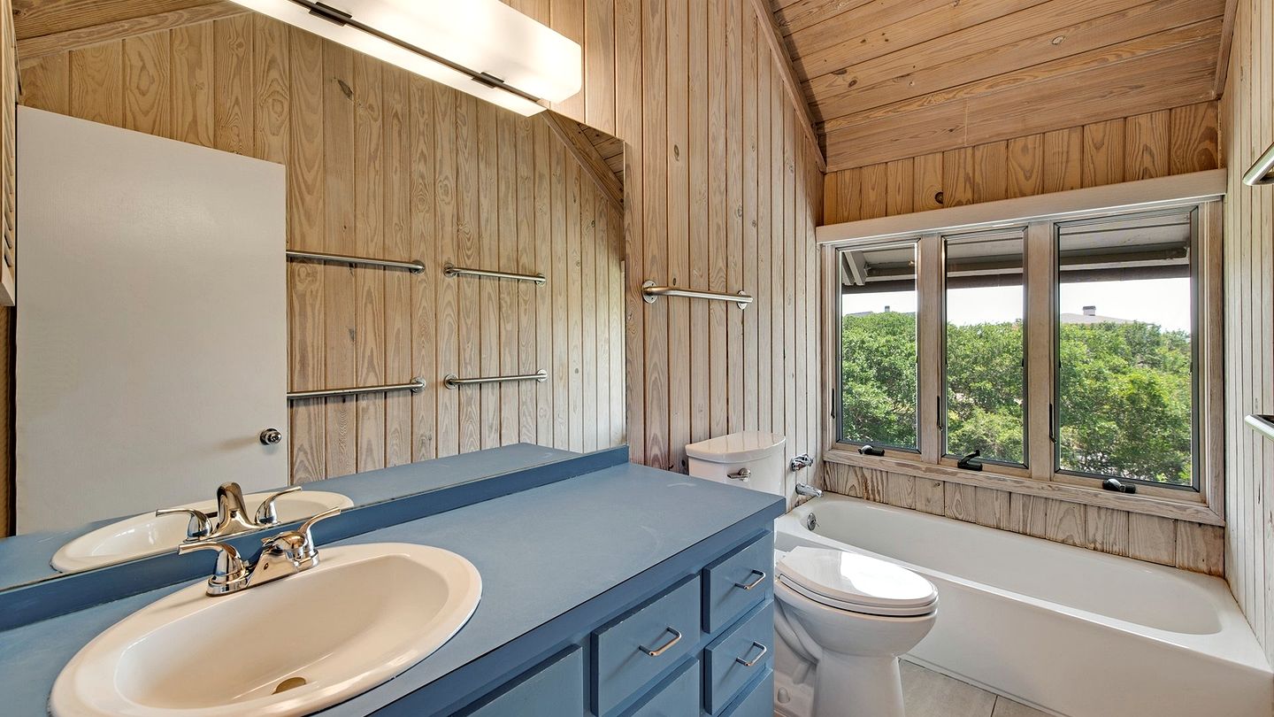 Gorgeous Pet-Friendly Oceanfront Retreat in Gated Community, Georgetown, South Carolina