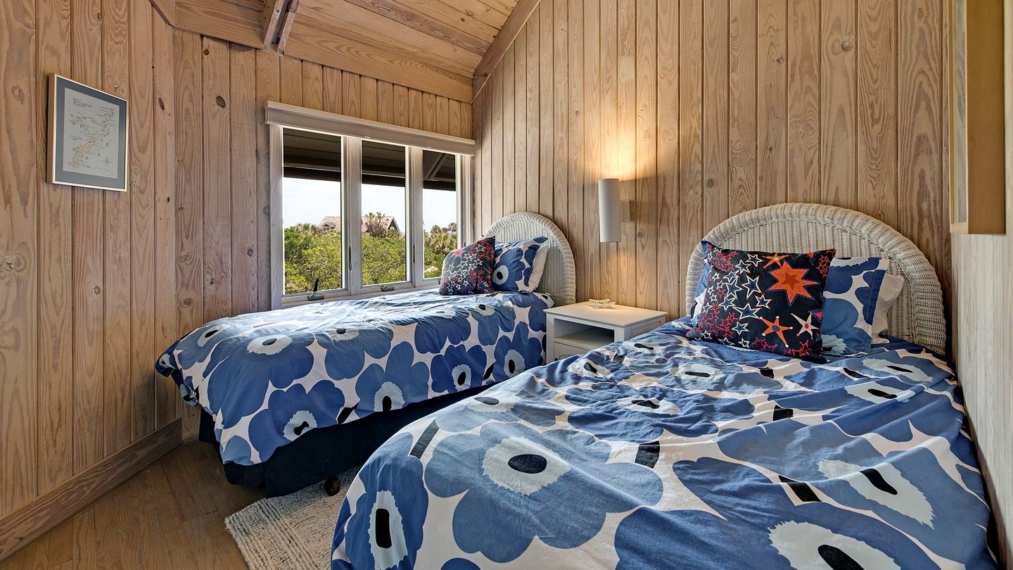 Gorgeous Pet-Friendly Oceanfront Retreat in Gated Community, Georgetown, South Carolina