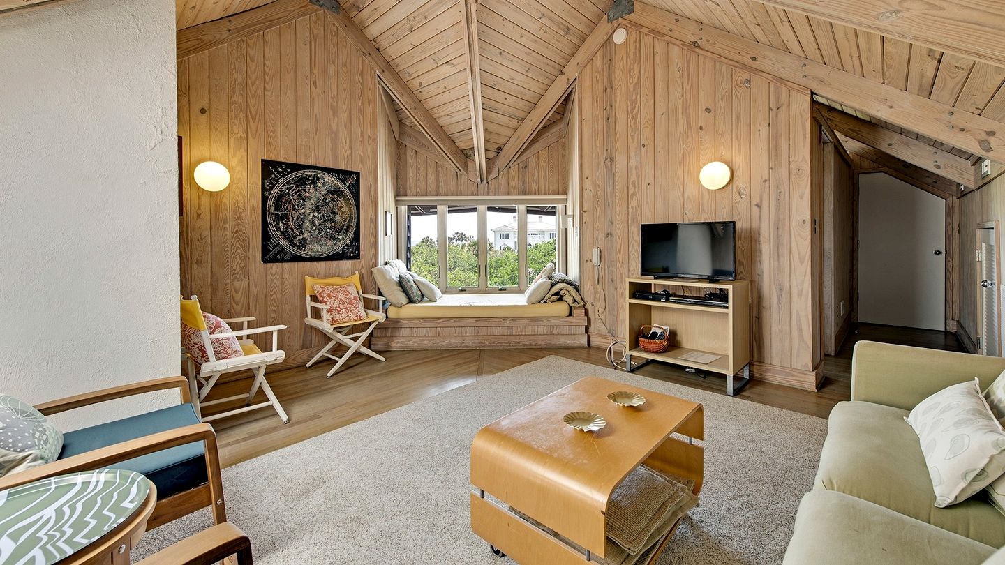 Gorgeous Pet-Friendly Oceanfront Retreat in Gated Community, Georgetown, South Carolina