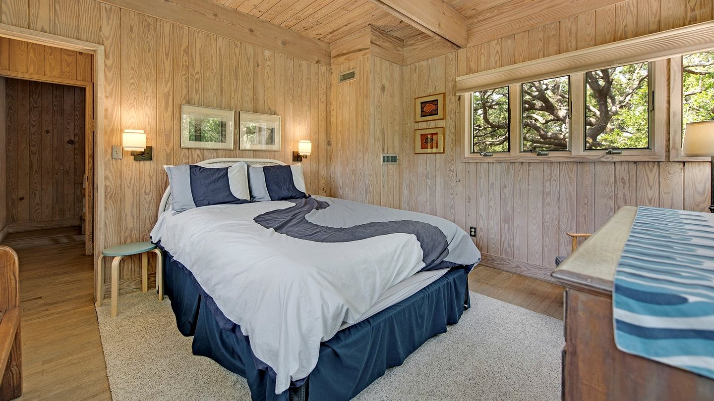 Gorgeous Pet-Friendly Oceanfront Retreat in Gated Community, Georgetown, South Carolina