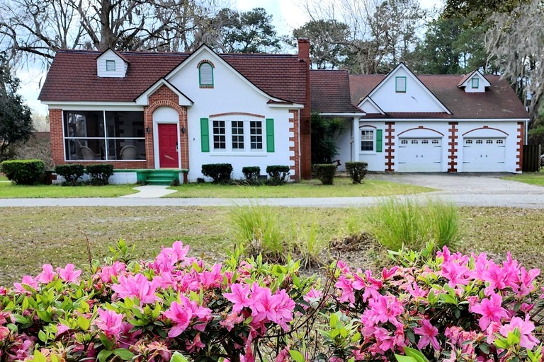 Picturesque Cottage with Pond Views Great for Family Getaways in Georgia