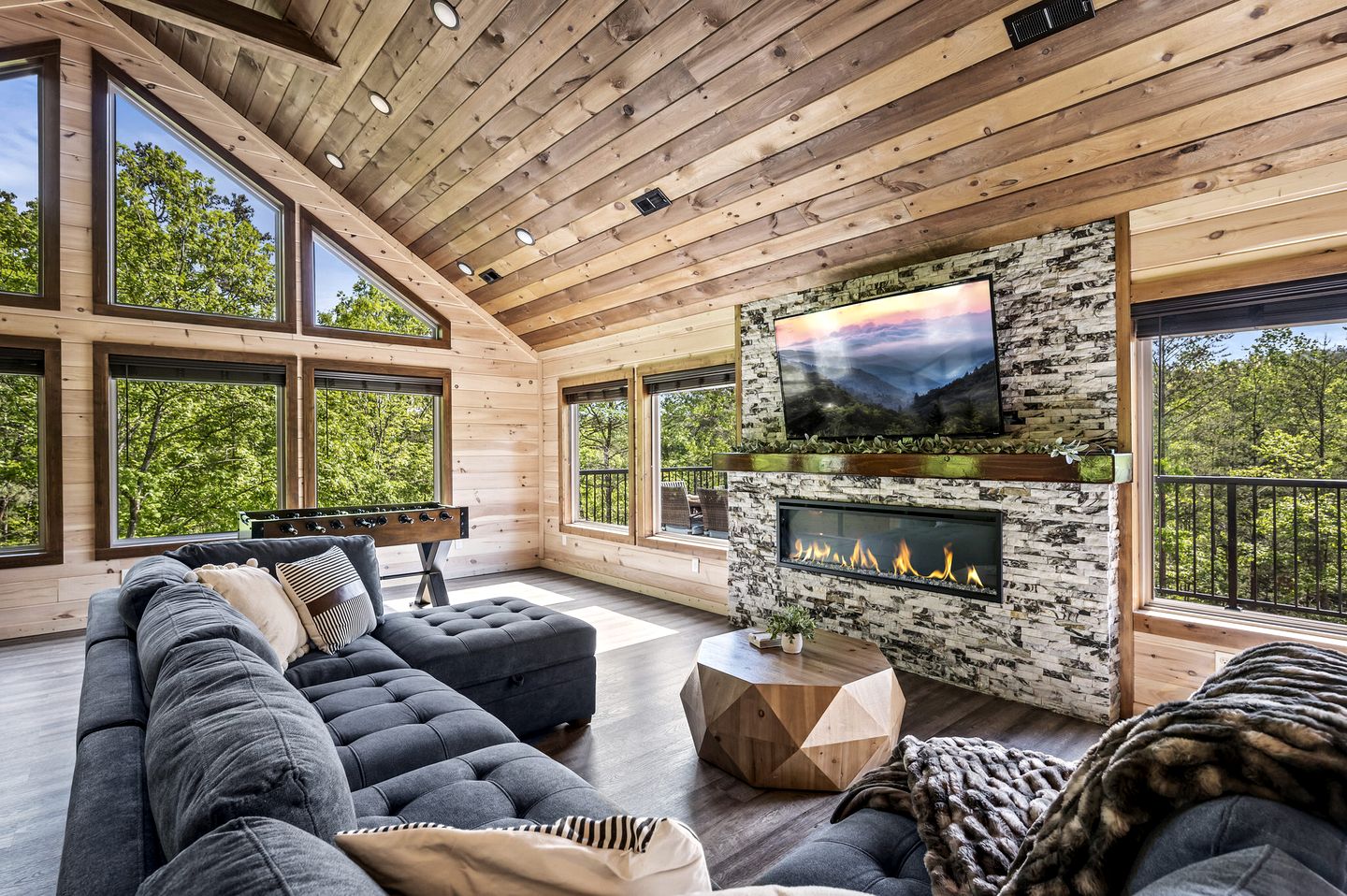 Luxurious Cabin in the Mountains with Game Room in Sevierville, Tennessee