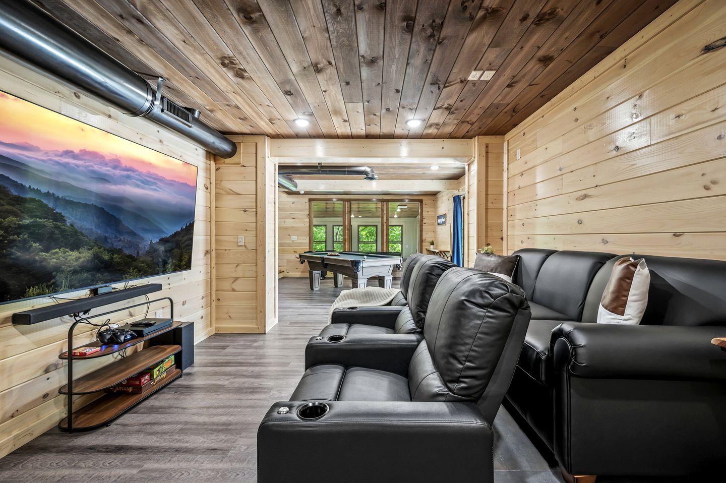 Luxurious Cabin in the Mountains with Game Room in Sevierville, Tennessee