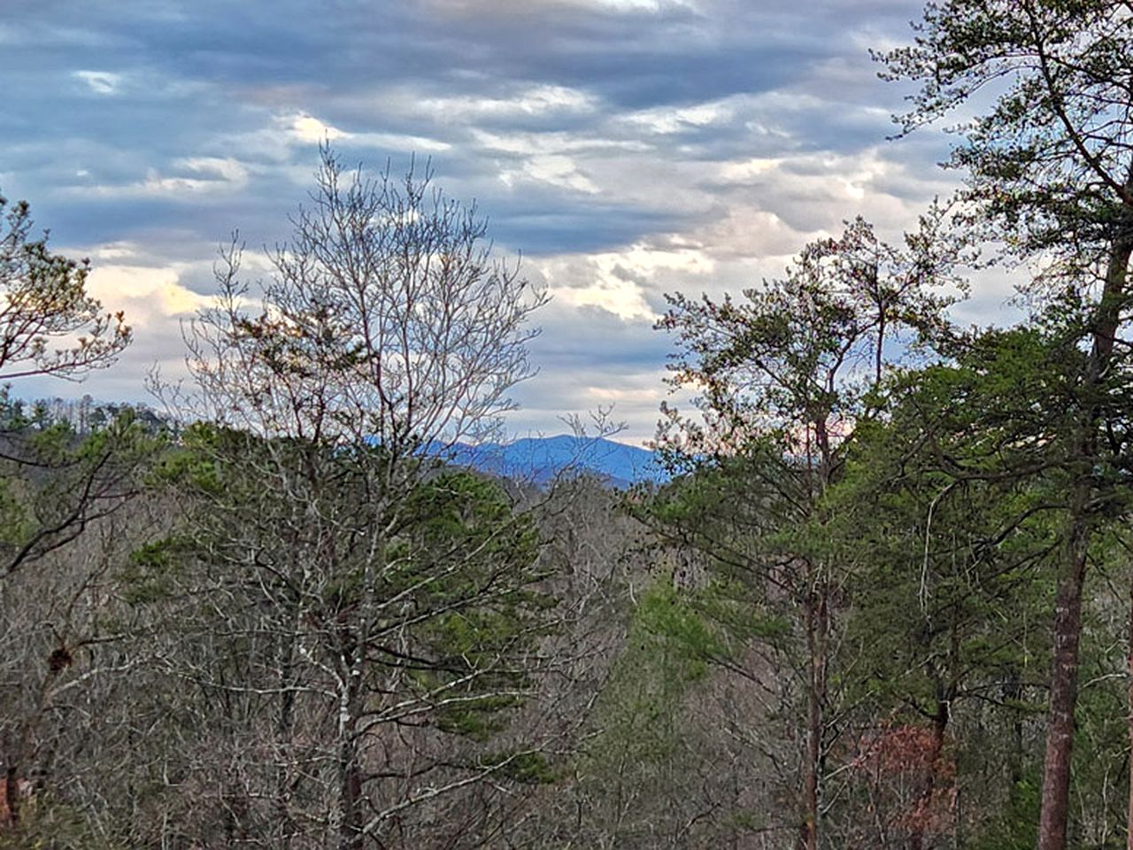 Luxurious Cabin in the Mountains with Game Room in Sevierville, Tennessee