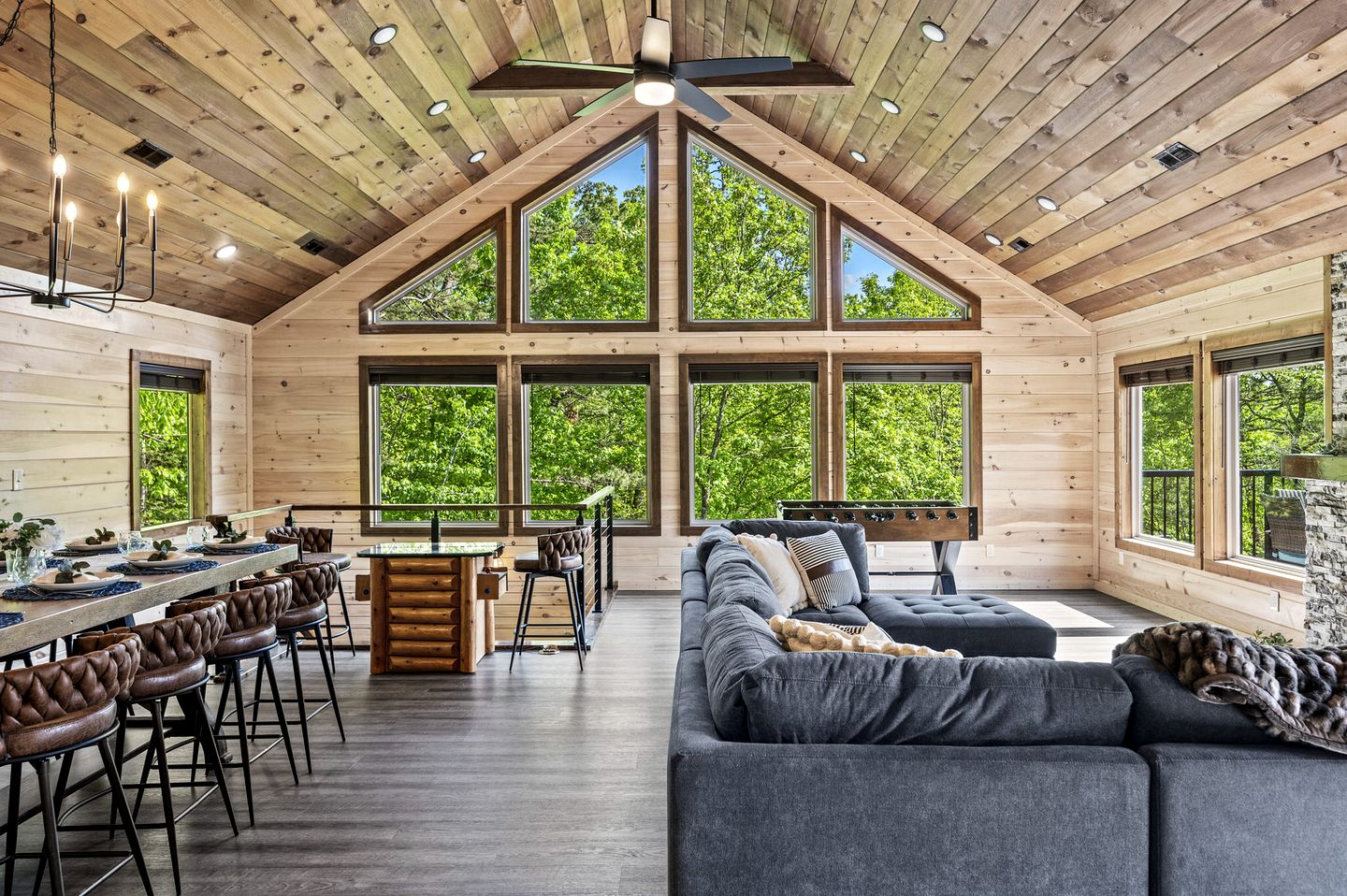 Luxurious Cabin in the Mountains with Game Room in Sevierville, Tennessee