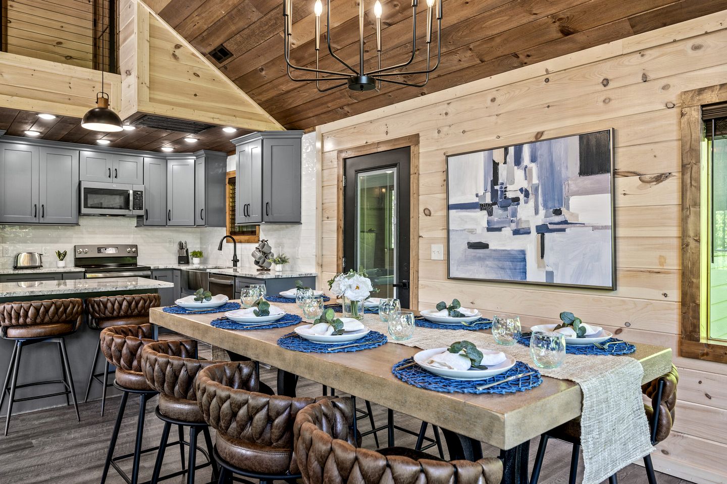 Luxurious Cabin in the Mountains with Game Room in Sevierville, Tennessee