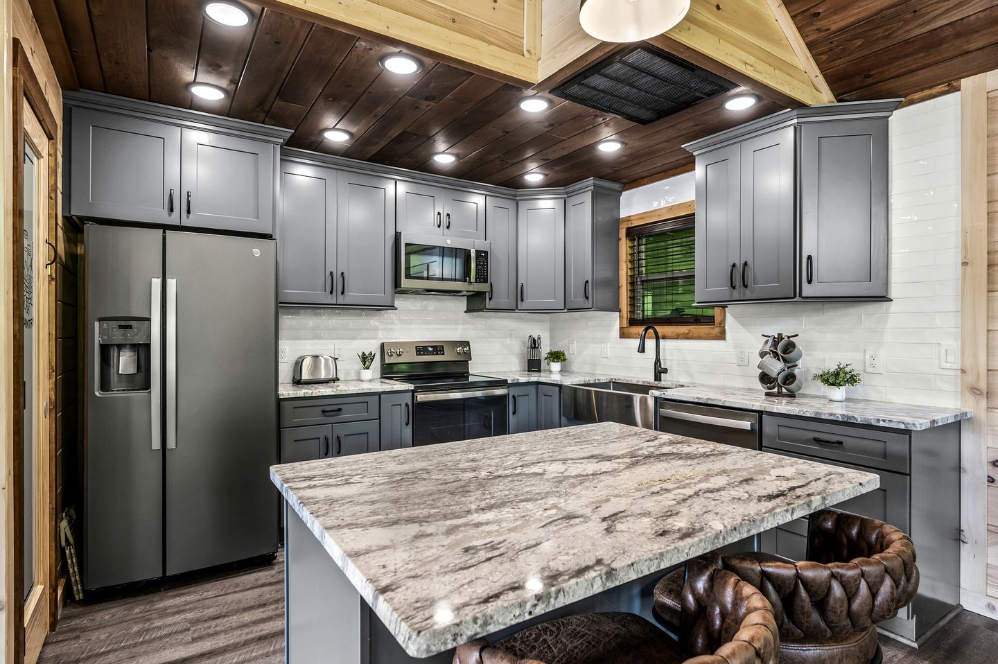 Luxurious Cabin in the Mountains with Game Room in Sevierville, Tennessee