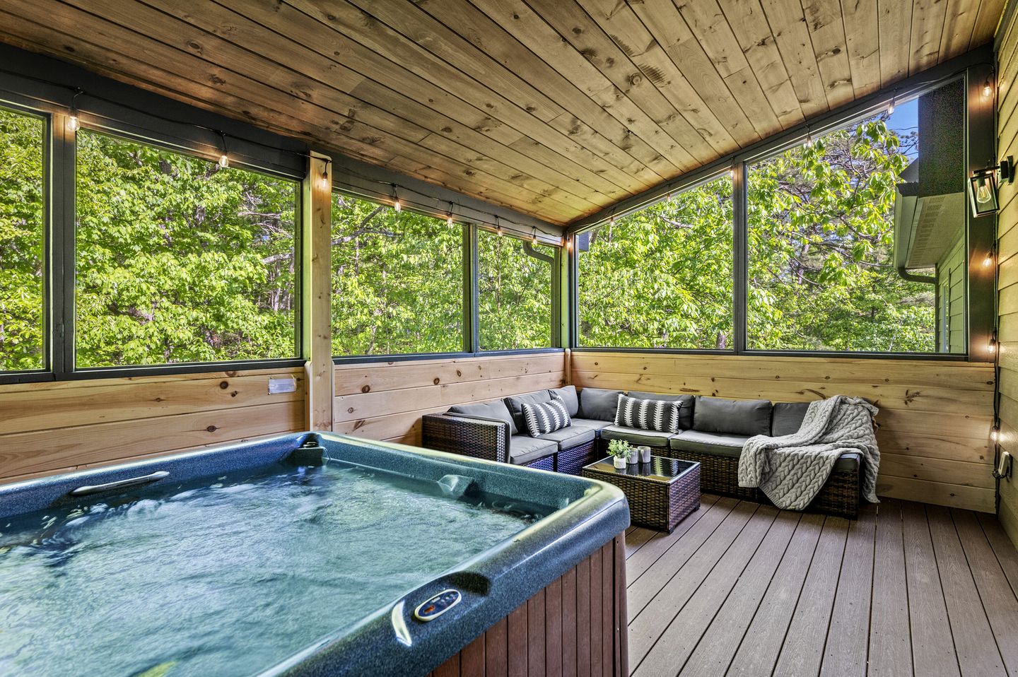 Luxurious Cabin in the Mountains with Game Room in Sevierville, Tennessee