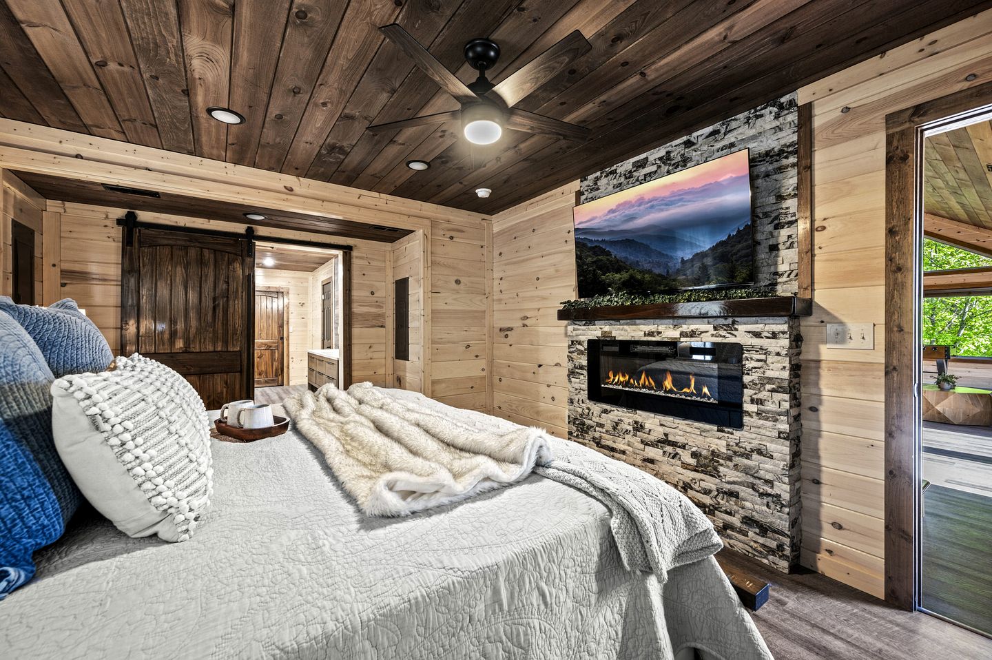 Luxurious Cabin in the Mountains with Game Room in Sevierville, Tennessee