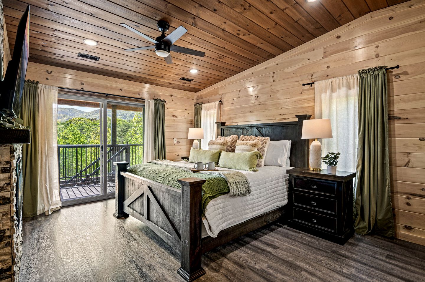 Luxurious Cabin in the Mountains with Game Room in Sevierville, Tennessee