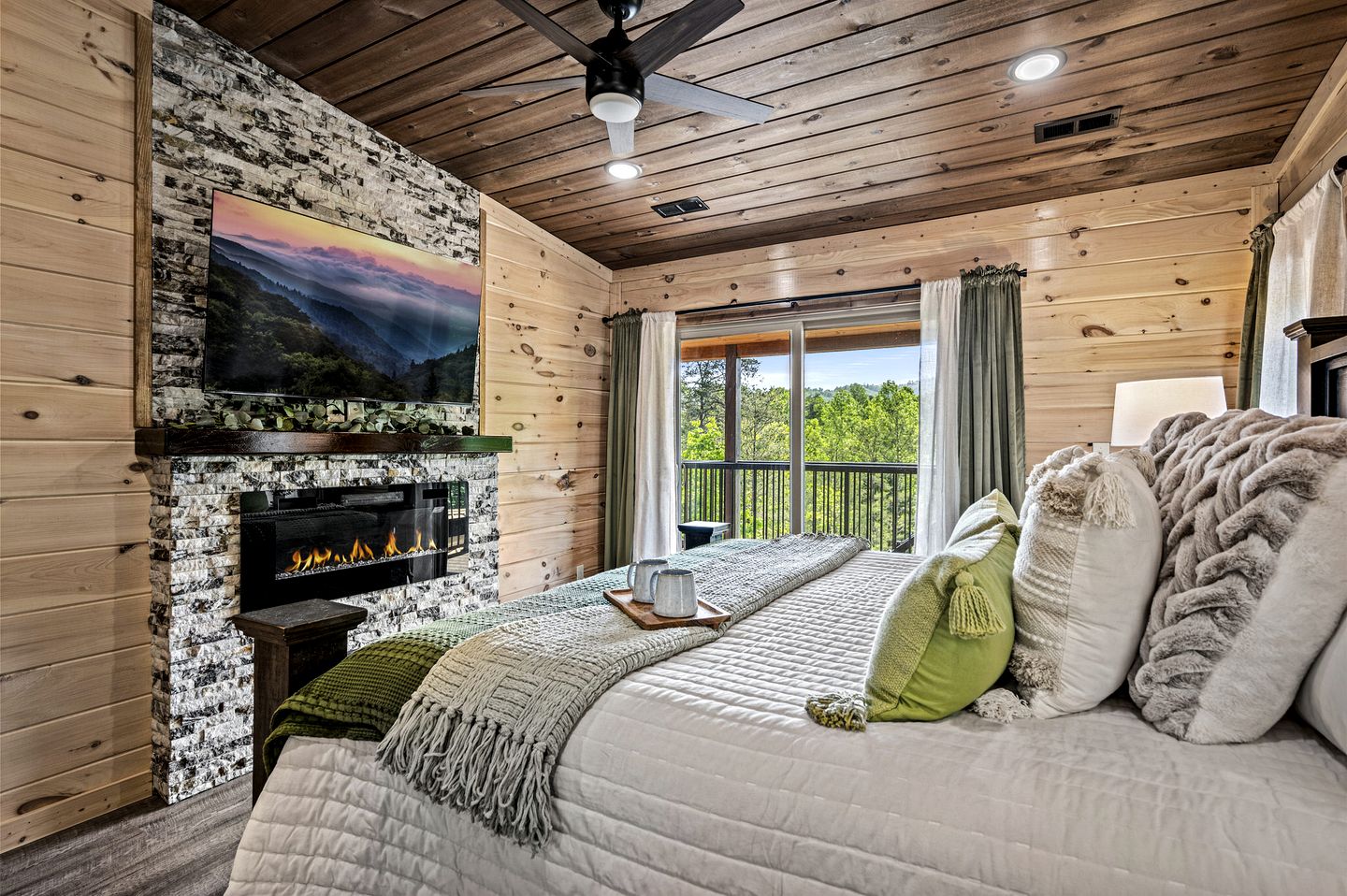 Luxurious Cabin in the Mountains with Game Room in Sevierville, Tennessee