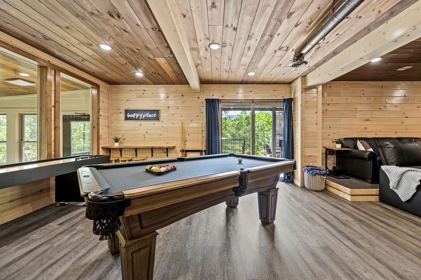 Luxurious Cabin in the Mountains with Game Room in Sevierville, Tennessee