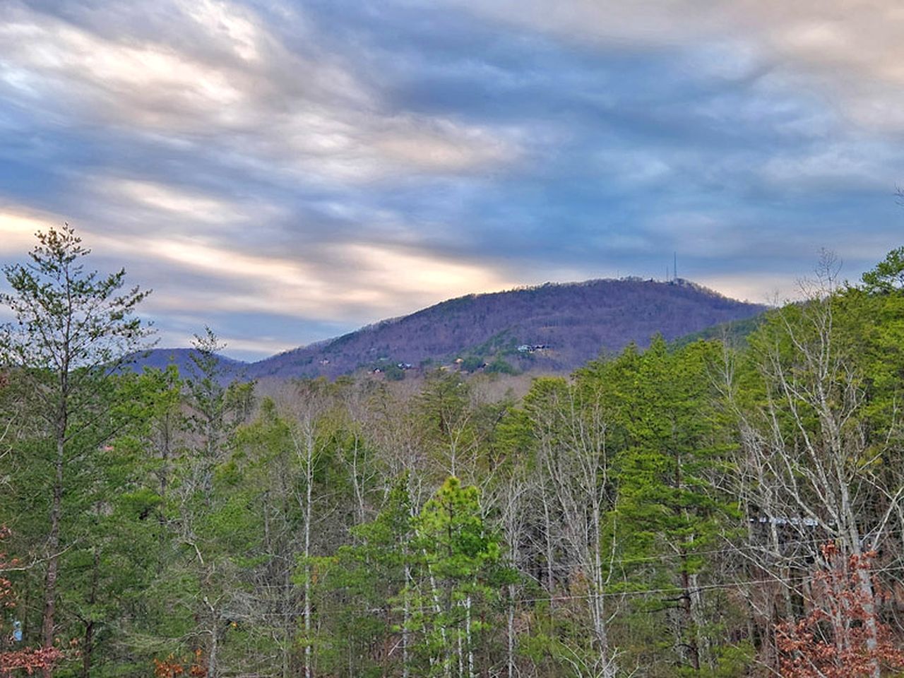 Luxurious Cabin in the Mountains with Game Room in Sevierville, Tennessee