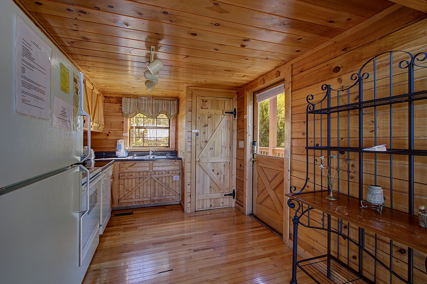 Stunning Mountain View Cabin with Hot Tub & Game Room near Pigeon Forge, Sevierville TN