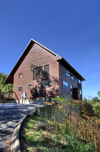 Stunning Mountain View Cabin with Hot Tub & Game Room near Pigeon Forge, Sevierville TN