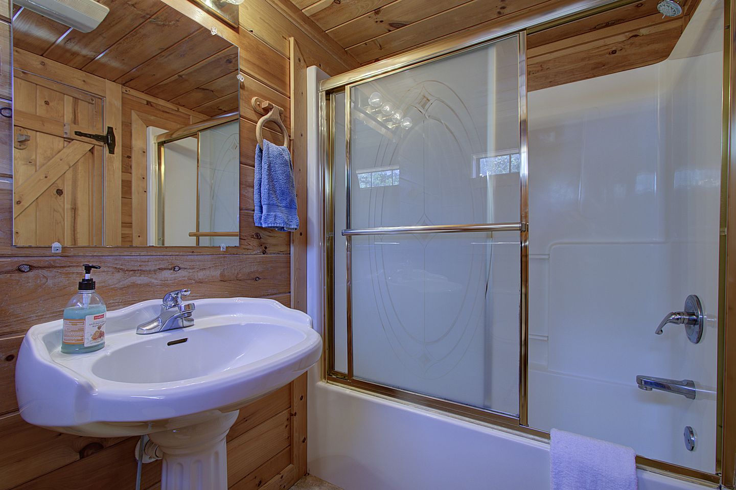 Stunning Mountain View Cabin with Hot Tub & Game Room near Pigeon Forge, Sevierville TN