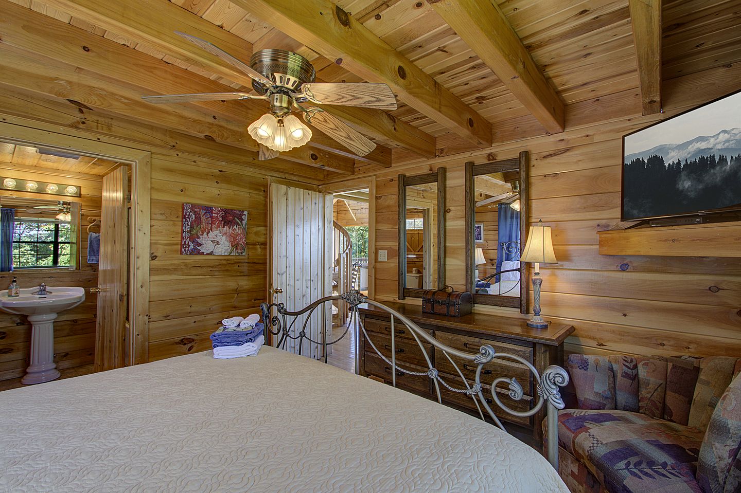 Stunning Mountain View Cabin with Hot Tub & Game Room near Pigeon Forge, Sevierville TN