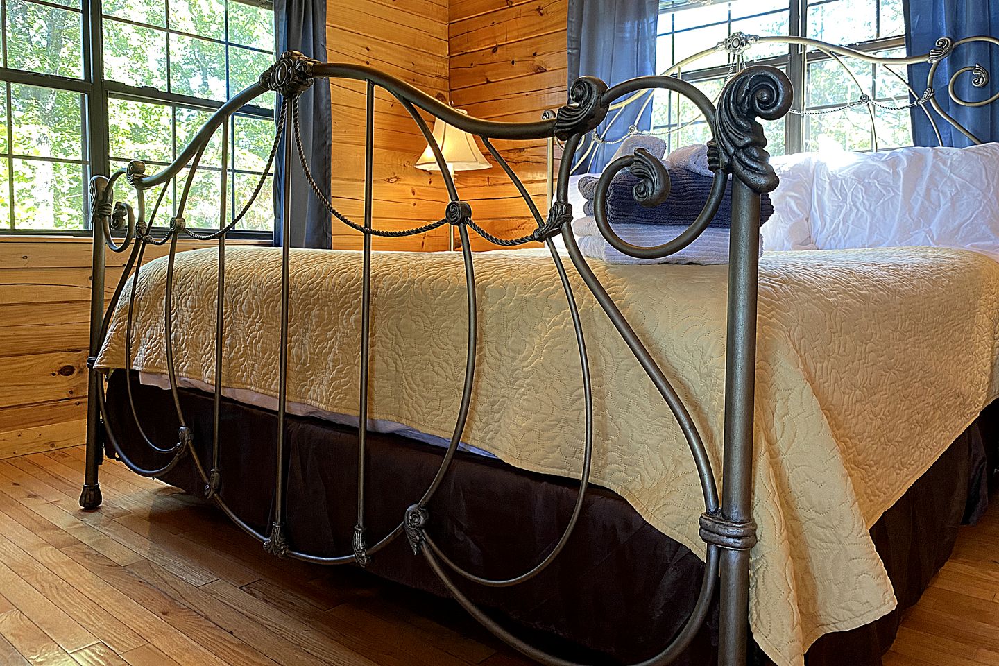 Stunning Mountain View Cabin with Hot Tub & Game Room near Pigeon Forge, Sevierville TN