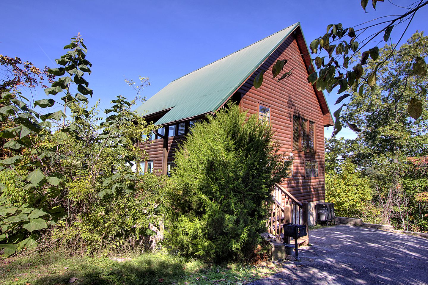 Stunning Mountain View Cabin with Hot Tub & Game Room near Pigeon Forge, Sevierville TN