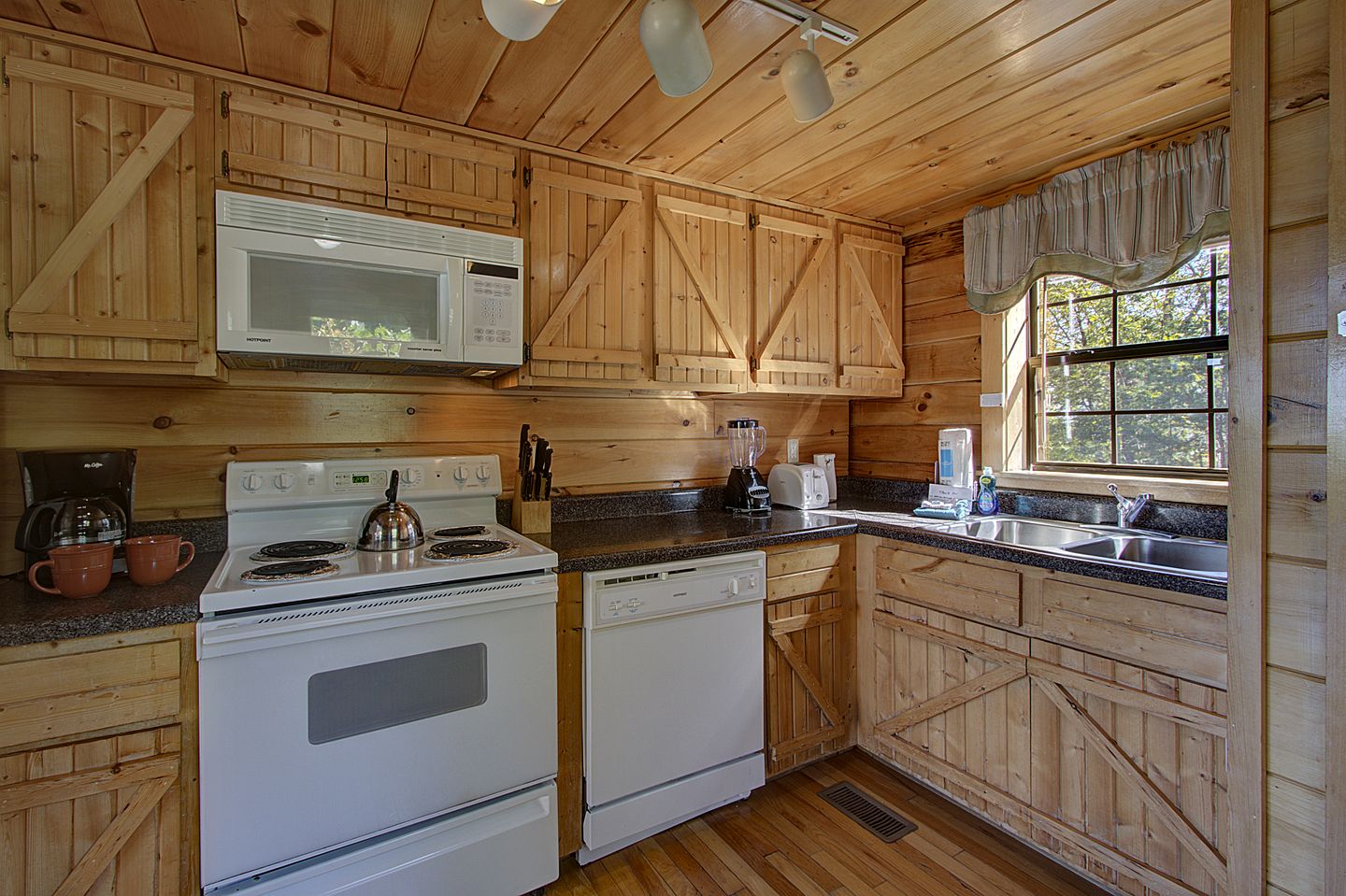 Stunning Mountain View Cabin with Hot Tub & Game Room near Pigeon Forge, Sevierville TN