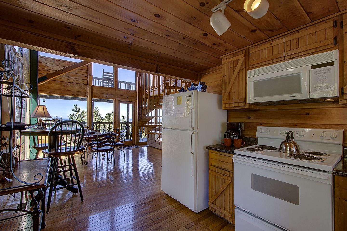 Stunning Mountain View Cabin with Hot Tub & Game Room near Pigeon Forge, Sevierville TN