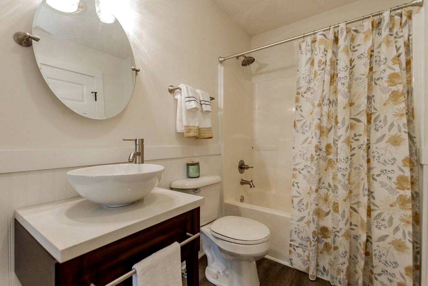 Modern, Rustic Farmhouse Vacation Rental with a Deck in Clarksville, Tennessee