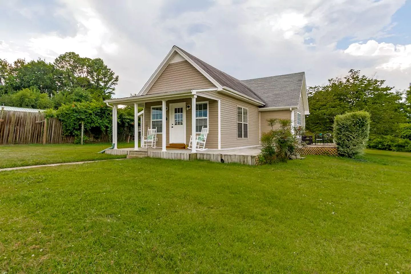 Modern, Rustic Farmhouse Vacation Rental with a Deck in Clarksville, Tennessee