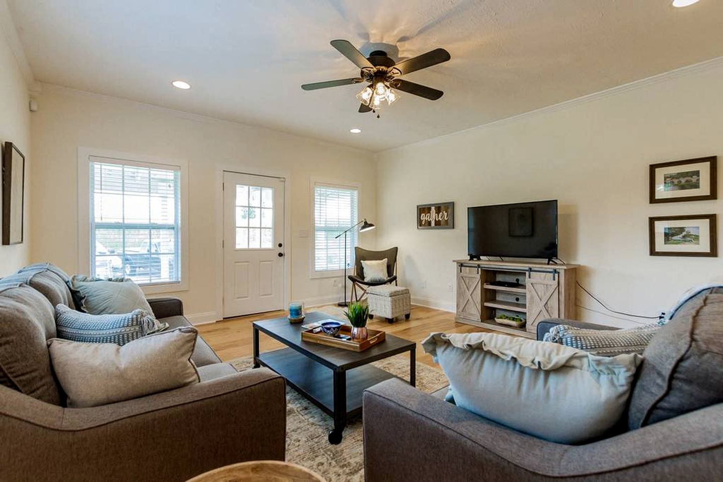 Modern, Rustic Farmhouse Vacation Rental with a Deck in Clarksville, Tennessee